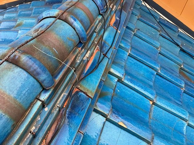 瓦が劣化し、ゆがみが出ている棟